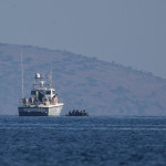 Σκάφος του Λιμενικού και λέμβος με μετανάστες