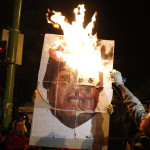 Η υποστηρικτές της αντιπολίτευσης κάινε μια εικόνα του Evo Morales