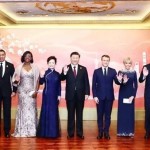 Η οικογενειακή φωτογραφία του πρωθυπουργικού ζεύγους με τον Σι Τζινπίνγκ