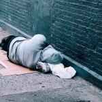 άστεγος κοιμάται στον δρόμο