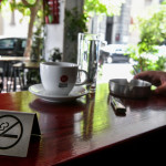 καφετέρια με σήμα ότι απαγορεύεται το κάπνισμα- σταχτοδοχείο, αναπτήρας