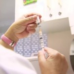 νοσοκόμα που κρατά εμβόλιο