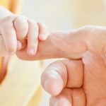 Χέρι μωρού και γονέα