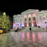 Το δημοτικό θέατρο Πειραιά στολίστηκε για τα Χριστούγεννα
