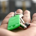 Κλειδιά σπιτιού σε χέρι