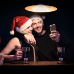 ζευγάρι βγάζει χριστουγεννιάτικη selfie