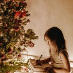 Μικρό κορίτσι σε χρισοτυγεννιάτικο δέντρο