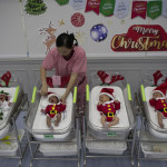 νεογέννητα στην Μπανκόνγκ την παραμονή των Χριστουγέννων