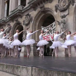 Παρίσι: Διαμαρτυρήθηκαν στον Μακρόν... χορεύντας τη λίμνη των Κύκνων