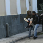 Αστυνομικοί μεταφέρουν τον 21χρονο στο δικαστήριο/ Φωτογραφία: intimenews