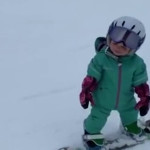 Η ενός έτους snowboarder