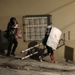 Αστυνομικοί δέχτηκσν επίθεση με μπογιές στο Κουκάκι