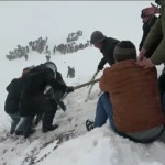 Άνθρωποι σκάβουν το χιόνι για να βρουν τους αγνοούμενους