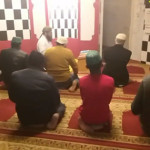 Μουσουλμάνοι προσεύχονται στο τέμενος