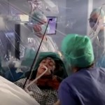 ασθενής παίζει βιολί στο χειρουργείο