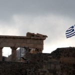 Μεσίστια η ελληνική σημαία στον βράχο της Ακρόπολης 