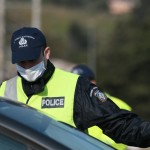 αστυνομικός με μάσκα για κορωνοϊό