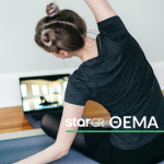 Kορίτσι βλέπει video σπίτι και κάνει yoga