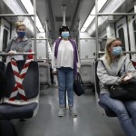 μετρό επιβάτες με μάσκα