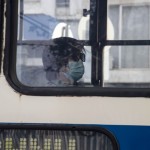 Γυναίκα με μάσκα σε λεωφορείο