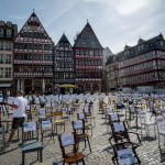 διαμαρτυρία άδειες καρέκλες στη Φρανκφούρτη