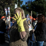 Διαδηλώτρια με γάντια από παλαιότερη συγκέντρωση ΠΟΕΔΗΝ