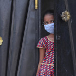 Ανήλικο κορίτσι με μάσκα στην Ινδία
