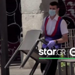 νεαρός σερβιτόρος με μάσκα στη  Βαρκελώνη