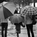 οικογένεια που κρατά ομπρέλες