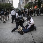 αστυνομικοί συλλαμβάνουν διαδηλωτή