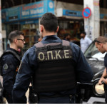 ομάδα της Ελληνικής Αστυνομίας ψάχνει για ναρκωτικά