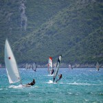 windsurfers στην θάλασσα