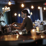 γυναίκα με μάσκα προστασίας σε μπαρ