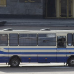 Αυτό είναι το λεωφορείο όπου κρατά τους ομήρους ο ένοπλος στην Ουκρανία