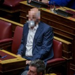 Ο Γιώργος Παπανδρέου με μάσκα στη Βουλή