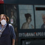 γυναίκα με μάσκα στην Σερβία
