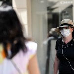 γυναίκα με μάσκα στο κέντρο της Αθήνας