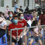 Στο Βιετνάμ άνθρωποι με μάσκες