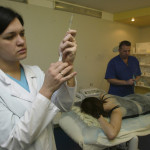 γυναίκα ετοιμάζεται να κάνει το εμβόλιο