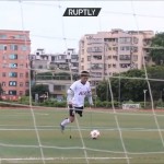κινέζος ποδοσφαιριστής με ένα πόδι