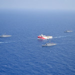 το Ορούτς Ρέις συνοδευόμενο από πλοία του τουρκικού ναυτικού