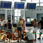 Τουρίστες στο αεροδρόμιο φωτογραφία αρχείου