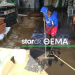 Ο Μαμαντού καθαρίζει από τις λάσπες το χώρο Σταυροδρόμι στην Καρδίτσα