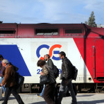 επιβάτες μπροστά από τρένο