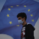 Άντρας με μάσκα στην ΕΕ