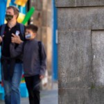 Τουρίστες με μάσκες κυκλοφορούν στο Εδιμβούργο