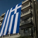 τεράστια ελληνική σημαία πολυκατοικία Αθήνα