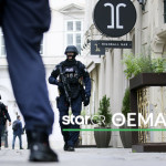 ένοπλοι αστυνομικοί φρουρούν το σημείο της επίθεσης στη Βιέννη