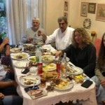 Ο Παύλος Πολάκης σε τραπέζι σε σπίτι εν μέσω καραντίνας