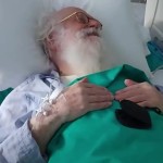 Ο Αρχιεπίσκοπος Αλβανίας Αναστάσιος στο δωμάτιο όπου νοσηλεύεται